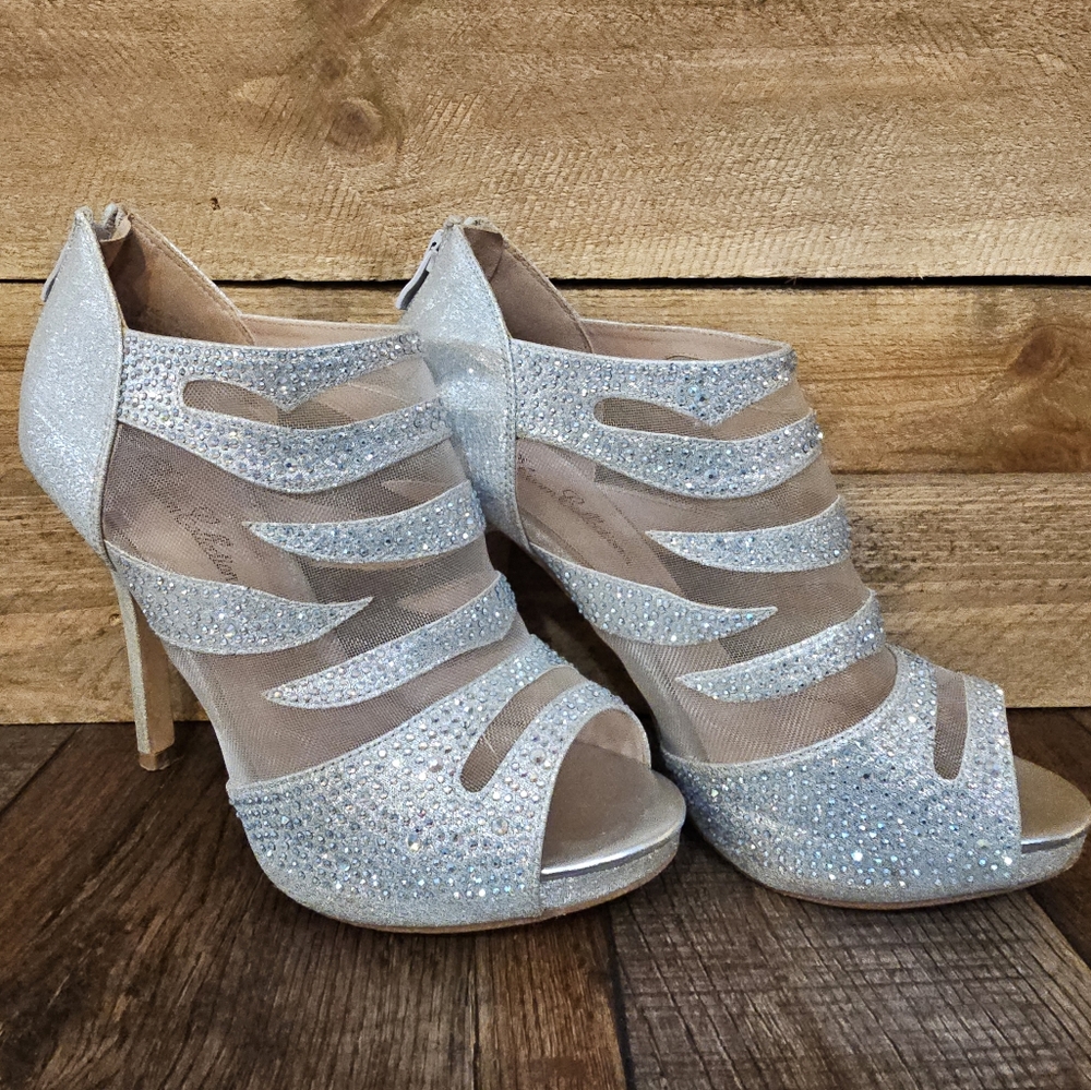 Size 8. De Blossom Collection. Formal heel. Barely worn
